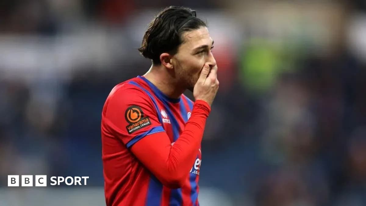 Игрок в красной форме держится за лицо после матча