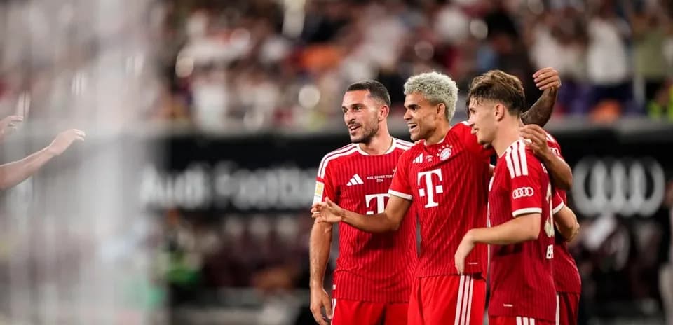 Игроки Bayern Munich празднуют гол на поле