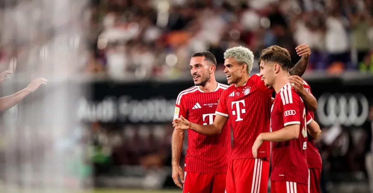 Игроки Bayern Munich празднуют гол на поле