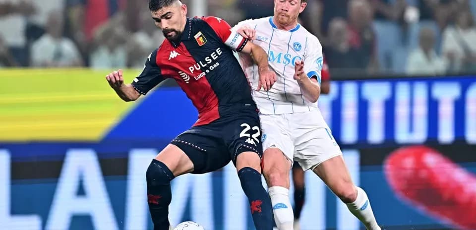 Игроки Genoa и Napoli борются за мяч на поле