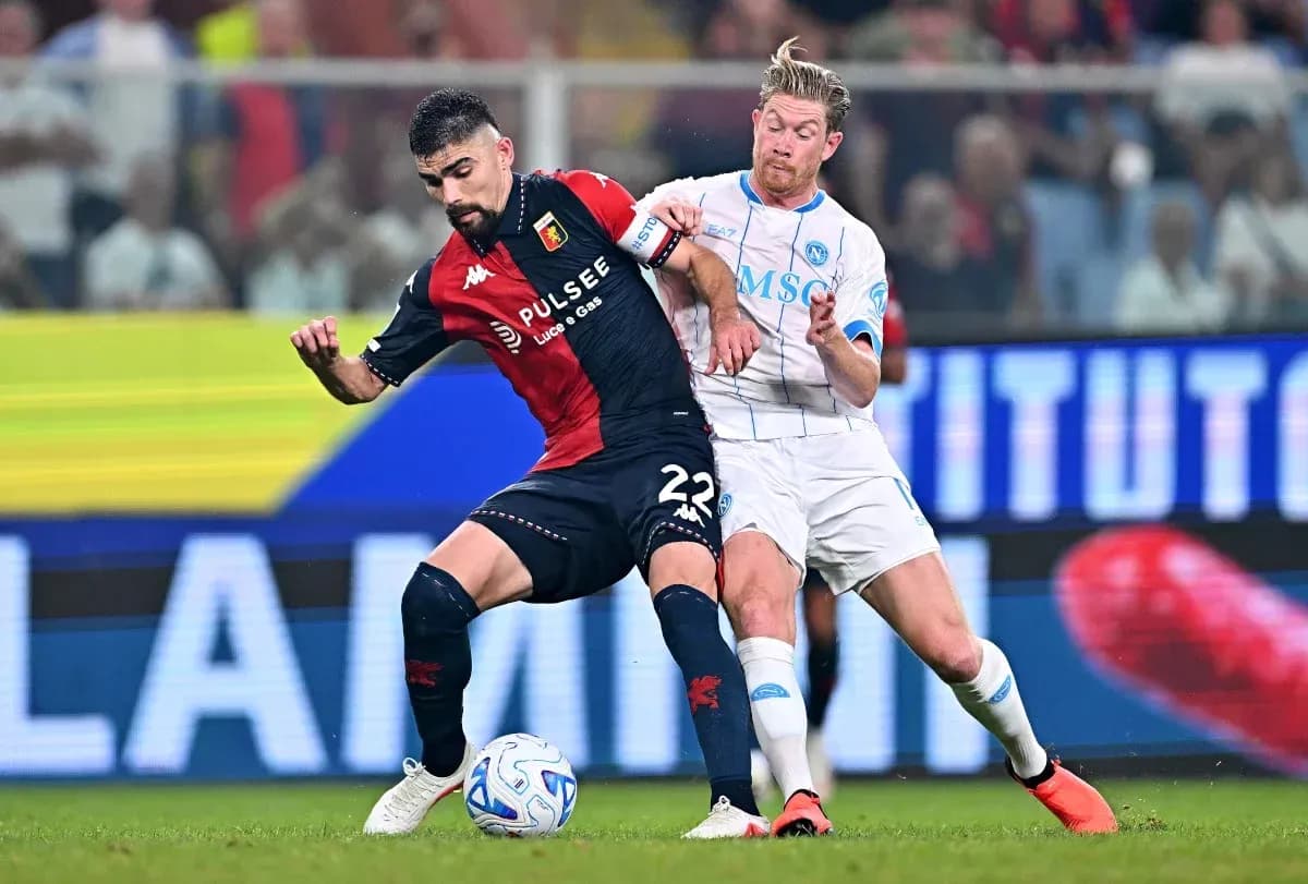 Игроки Genoa и Napoli борются за мяч на поле