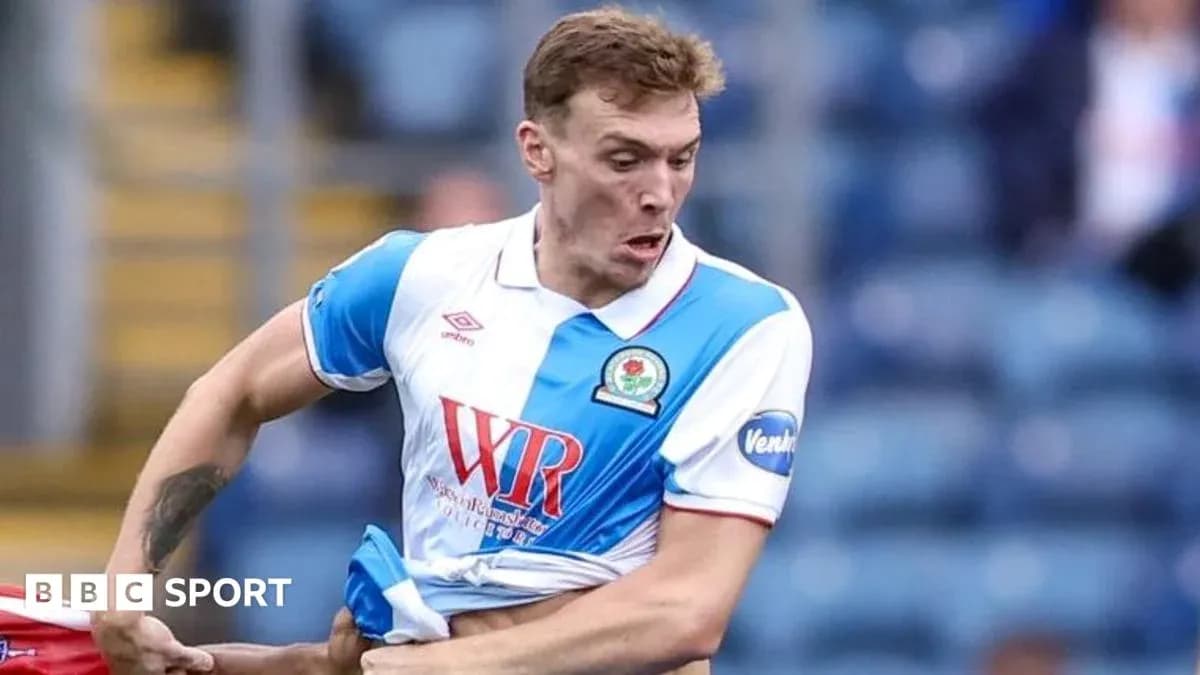 Игрок в форме Blackburn Rovers на поле