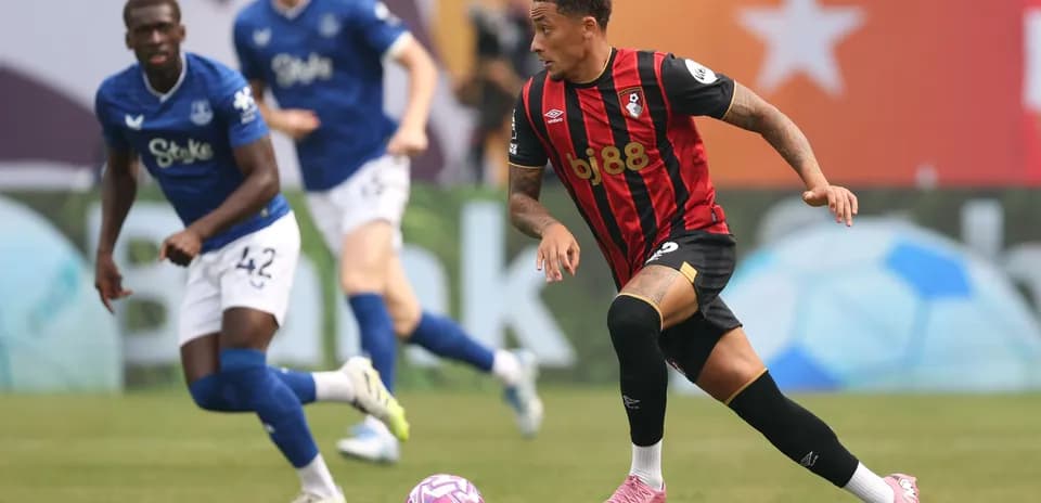 Игрок Bournemouth ведет мяч, игрок Everton в защите