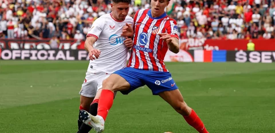 Игроки Sevilla и Atletico Madrid борются за мяч