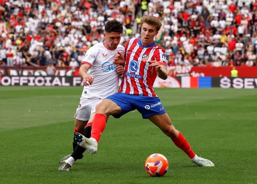Игроки Sevilla и Atletico Madrid борются за мяч