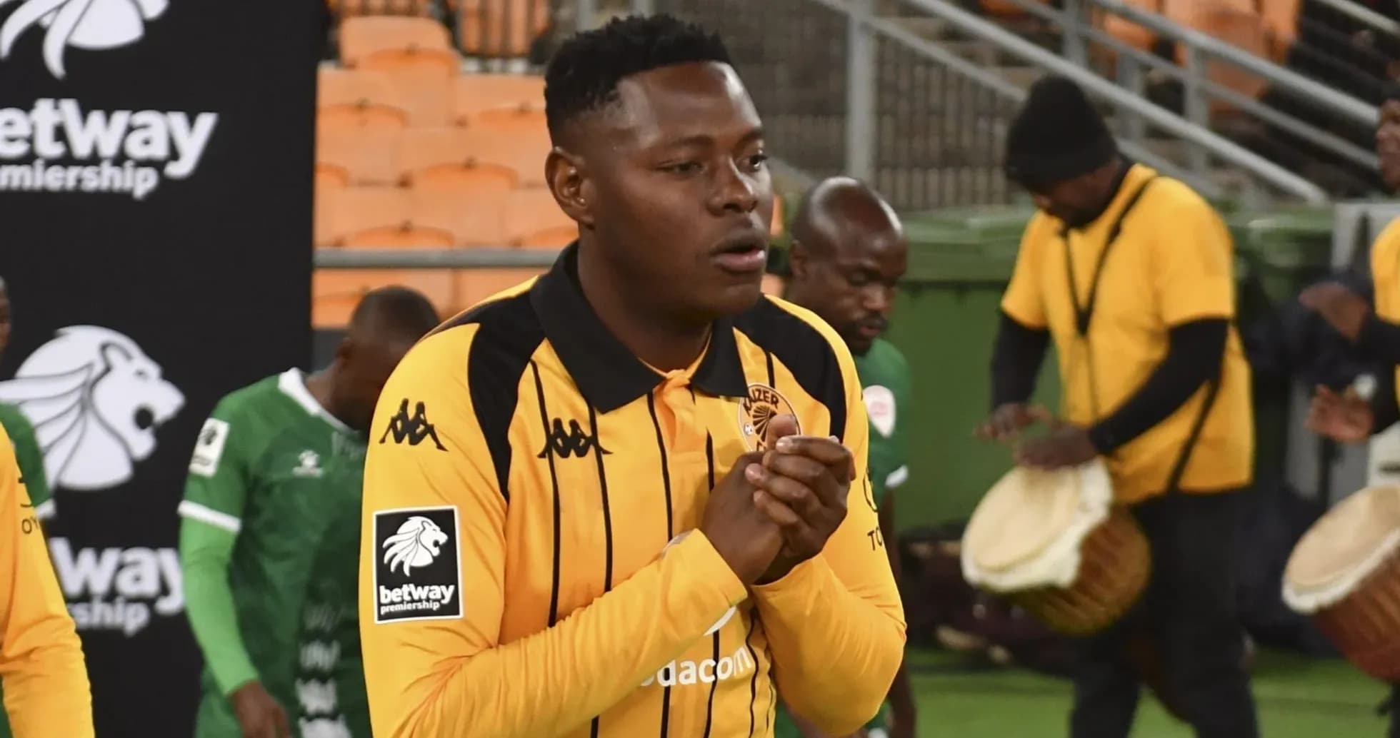 Игрок команды Kaizer Chiefs на поле перед матчем
