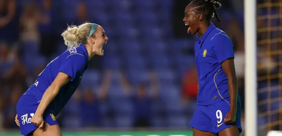 Игроки Chelsea W празднуют гол на матче
