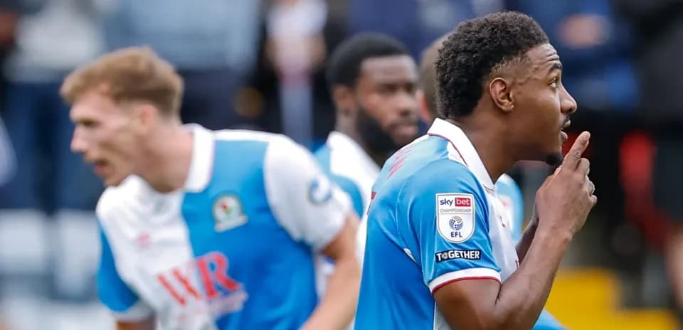 Игрок команды Blackburn Rovers празднует гол