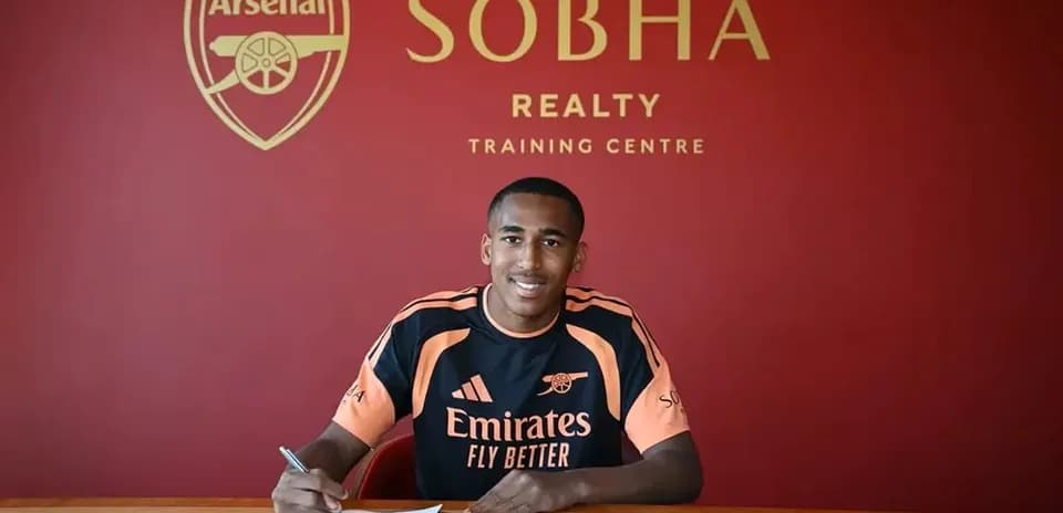 Игрок подписывает контракт в Arsenal Training Centre