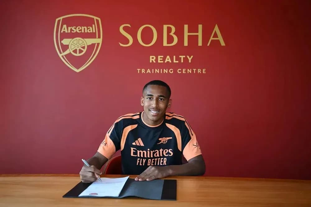 Игрок подписывает контракт в Arsenal Training Centre
