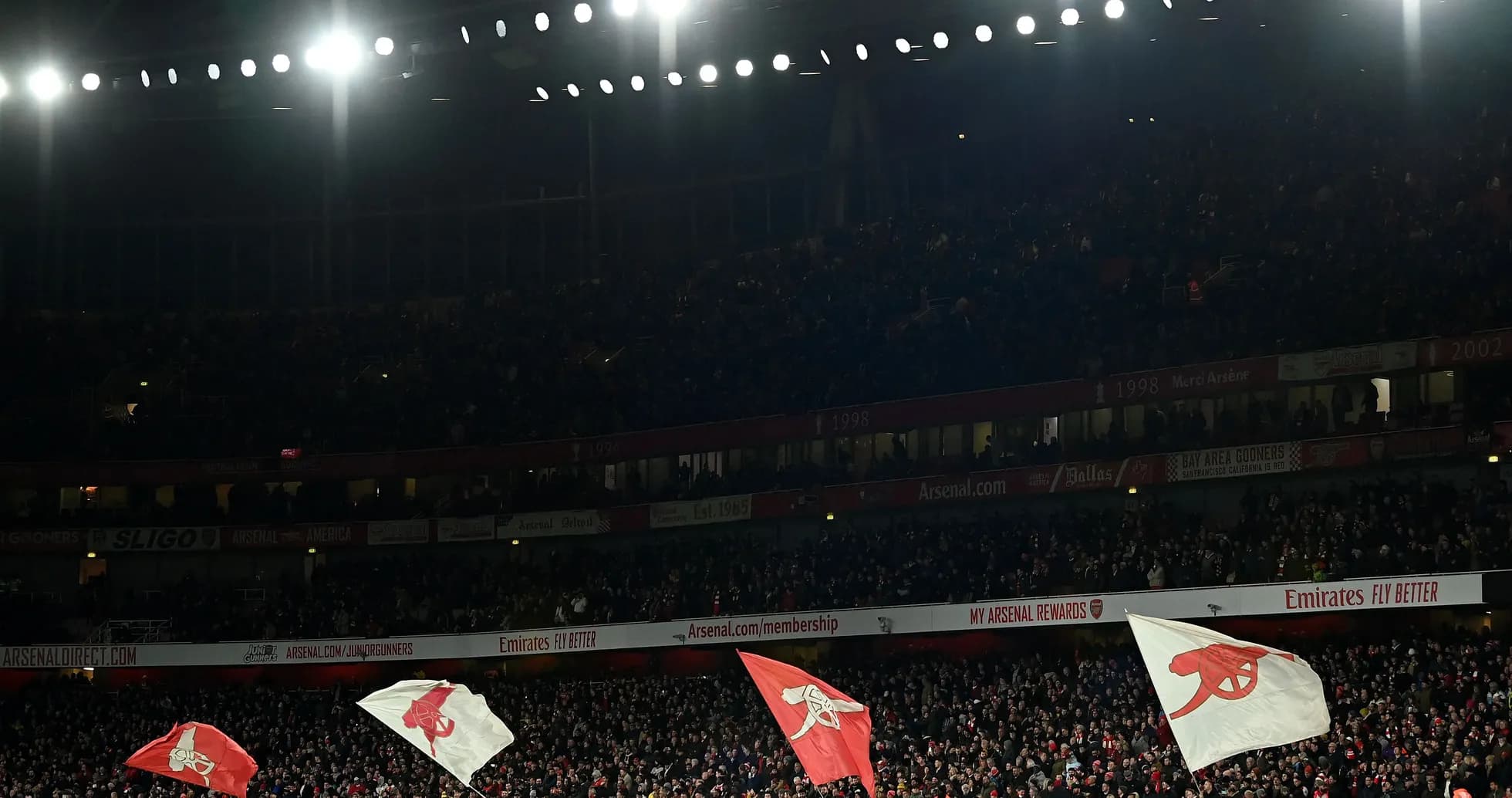 Флаги Arsenal на трибунах стадиона Emirates