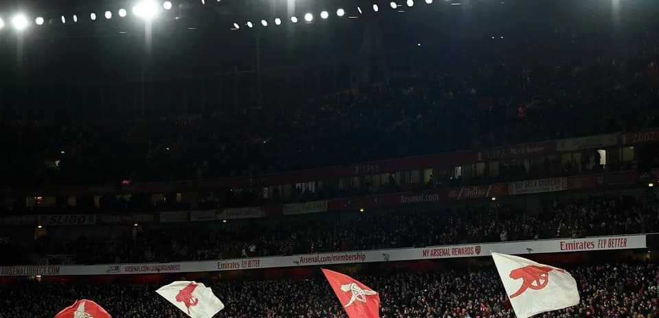 Флаги Arsenal на трибунах стадиона Emirates