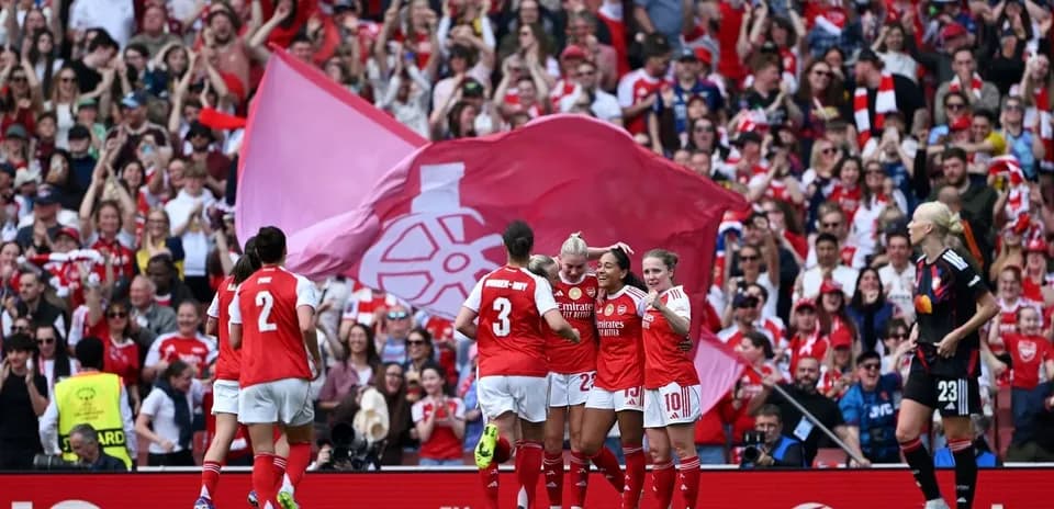 Игроки Arsenal празднуют гол перед болельщиками
