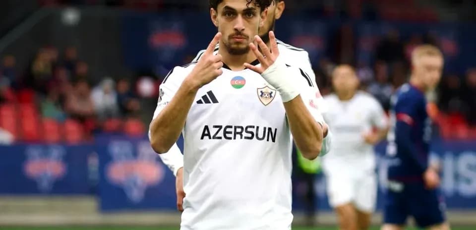 Игрок Qarabağ показывает жест во время матча
