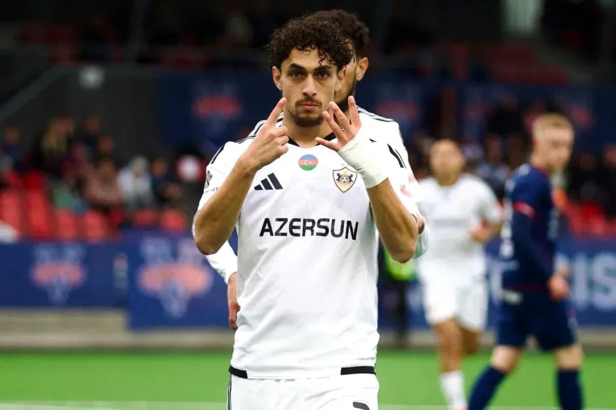 Игрок Qarabağ показывает жест во время матча