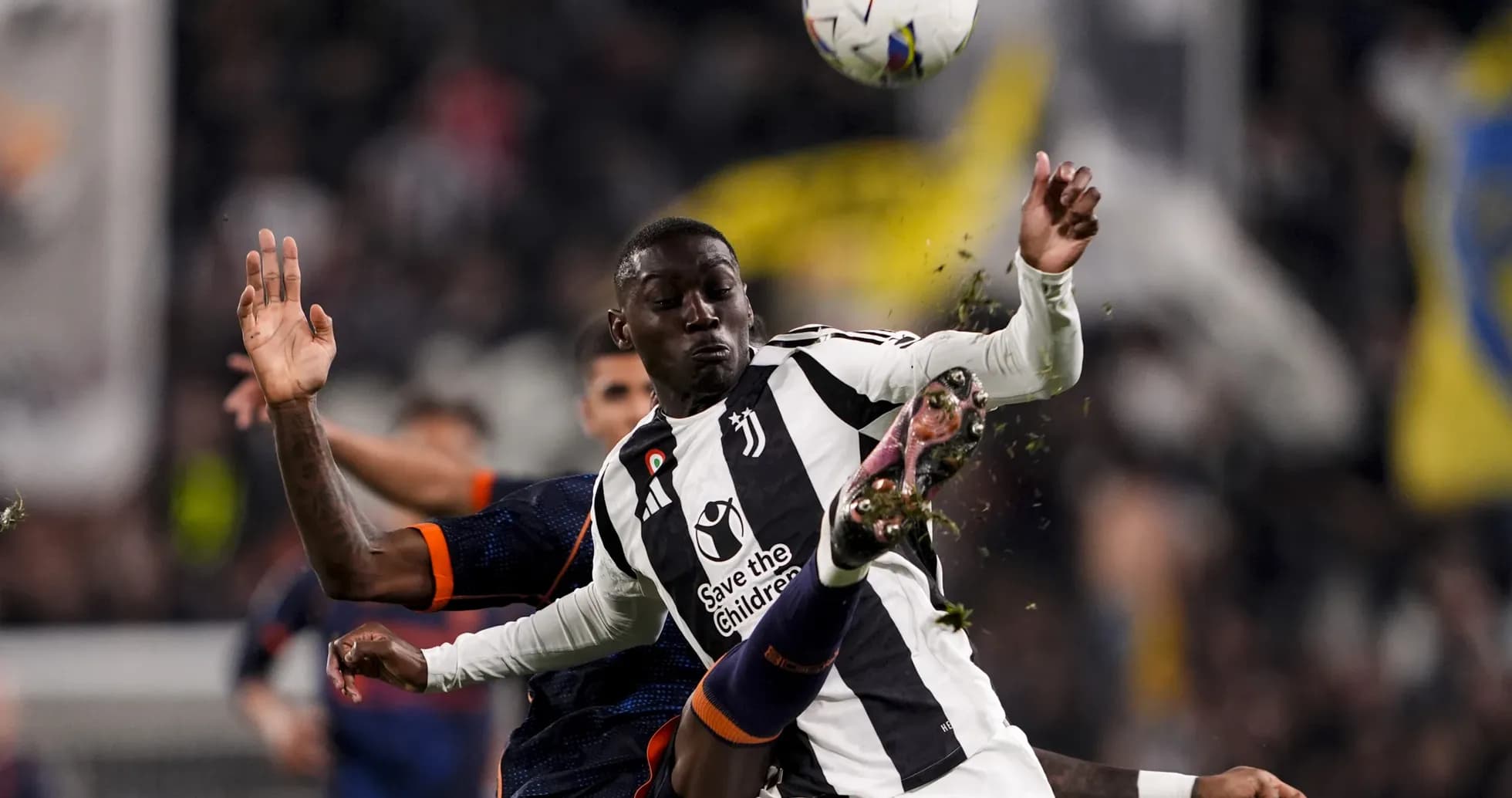 Игроки Juventus и Lecce борются за мяч