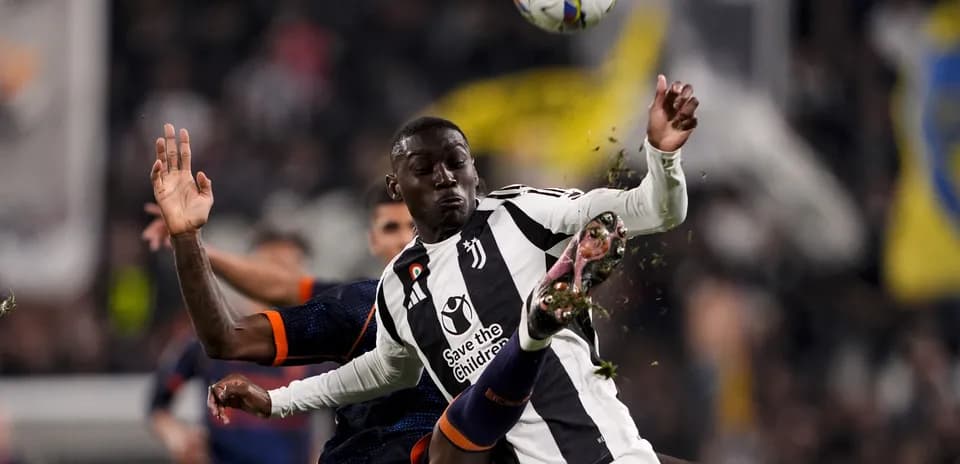 Игроки Juventus и Lecce борются за мяч