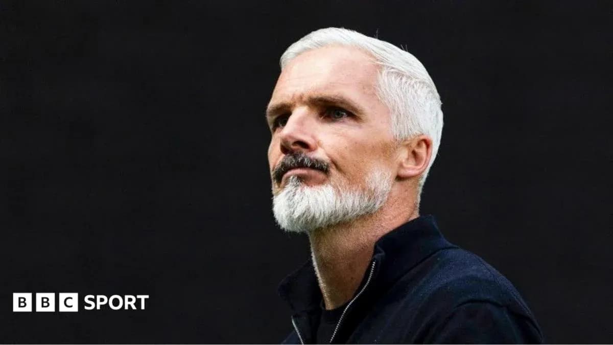 Тренер на фоне темной стены во время интервью
