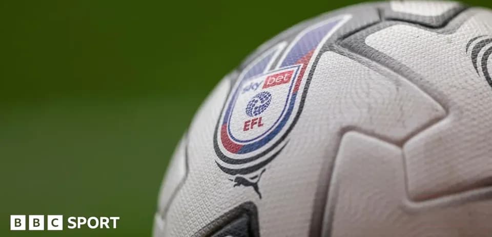 Мяч с логотипом Sky Bet EFL на зеленом фоне