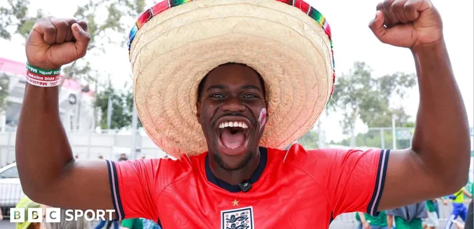 Фанат в sombrero радуется на спортивном мероприятии