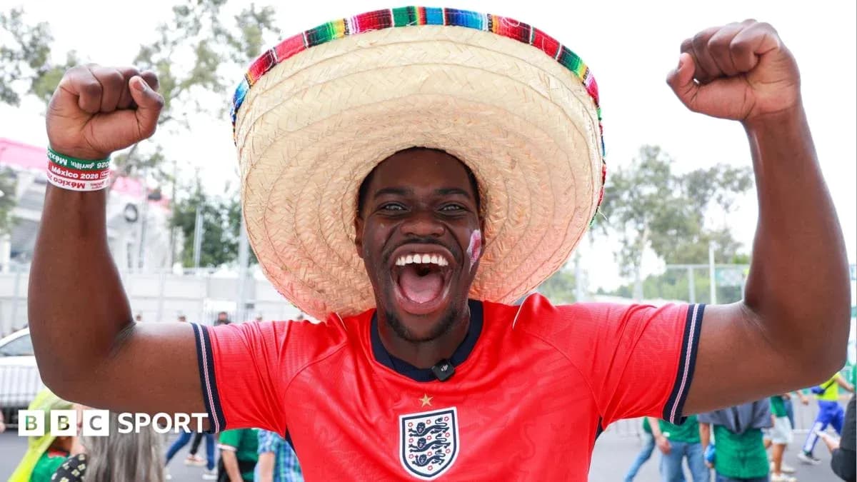 Фанат в sombrero радуется на спортивном мероприятии