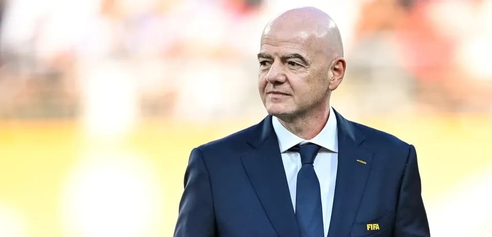 Человек в костюме с логотипом FIFA на кармане
