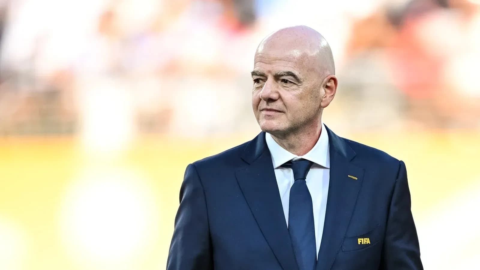 Человек в костюме с логотипом FIFA на кармане