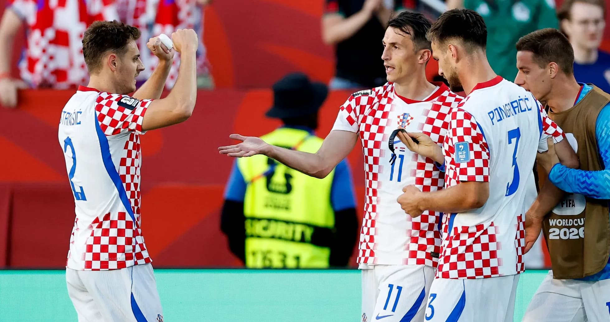 Хорватские игроки празднуют гол на стадионе
