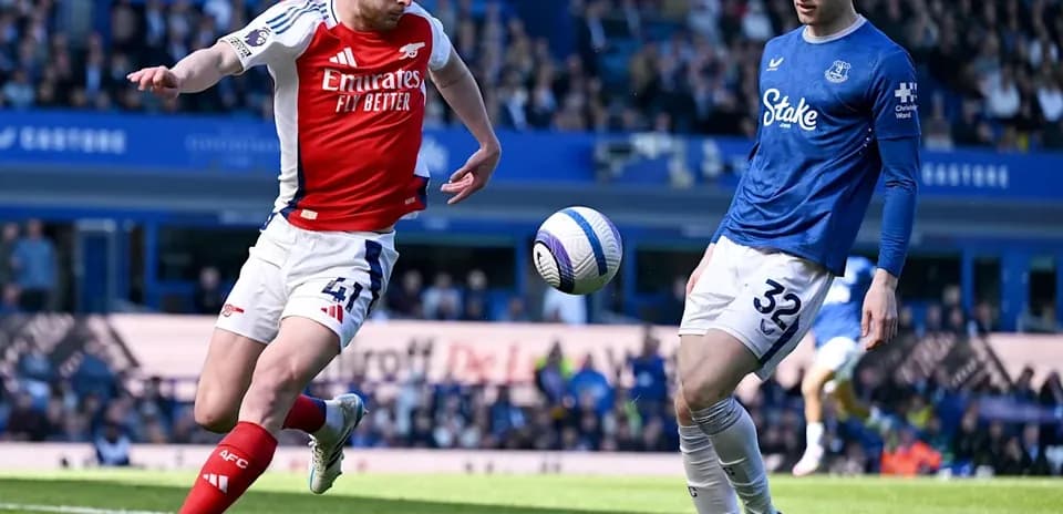Игроки Arsenal и Everton в борьбе за мяч