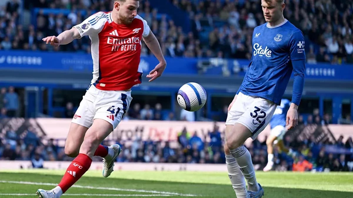 Игроки Arsenal и Everton в борьбе за мяч