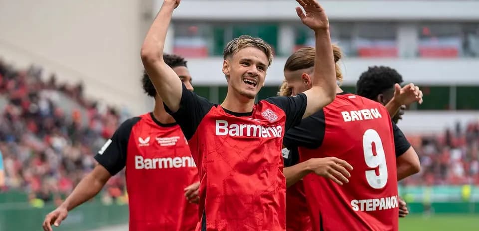 Игроки Bayer 04 отмечают забитый гол на поле