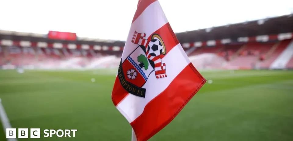 Угол旗 с логотипом Southampton FC на стадионе