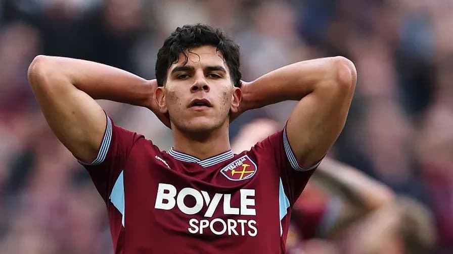 Игрок West Ham с руками за головой на поле