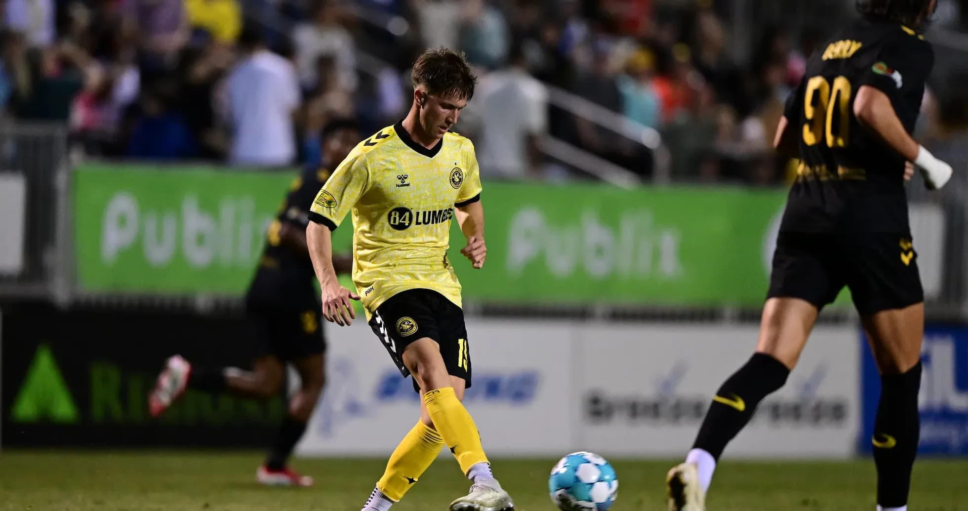 Игрок Charleston Battery на поле с мячом
