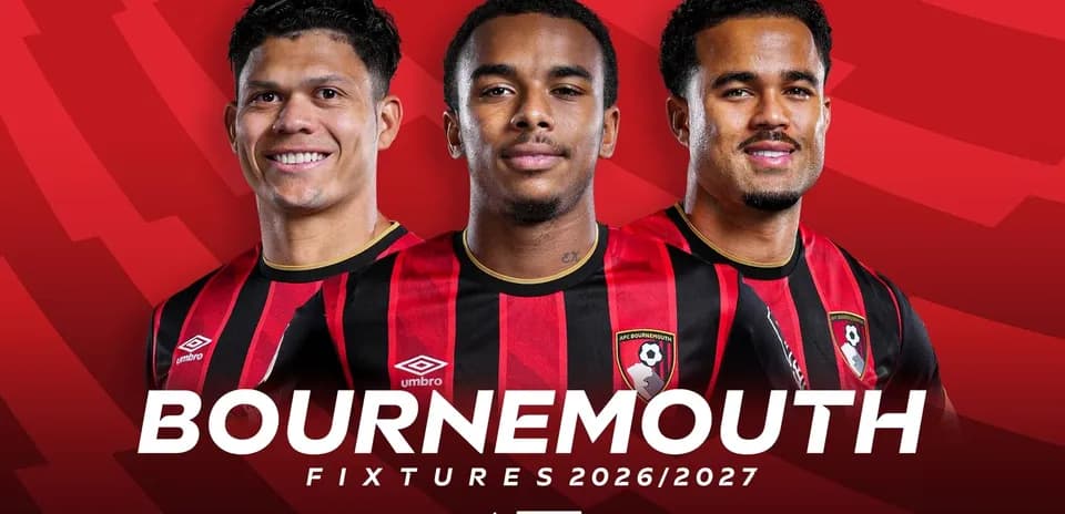 Игроки AFC Bournemouth на фоне клубного логотипа