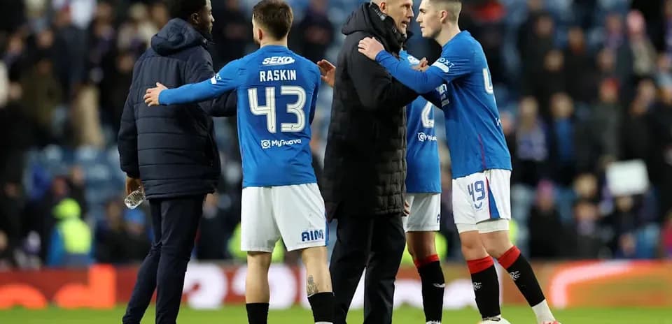 Игроки Rangers обсуждают с тренером после матча