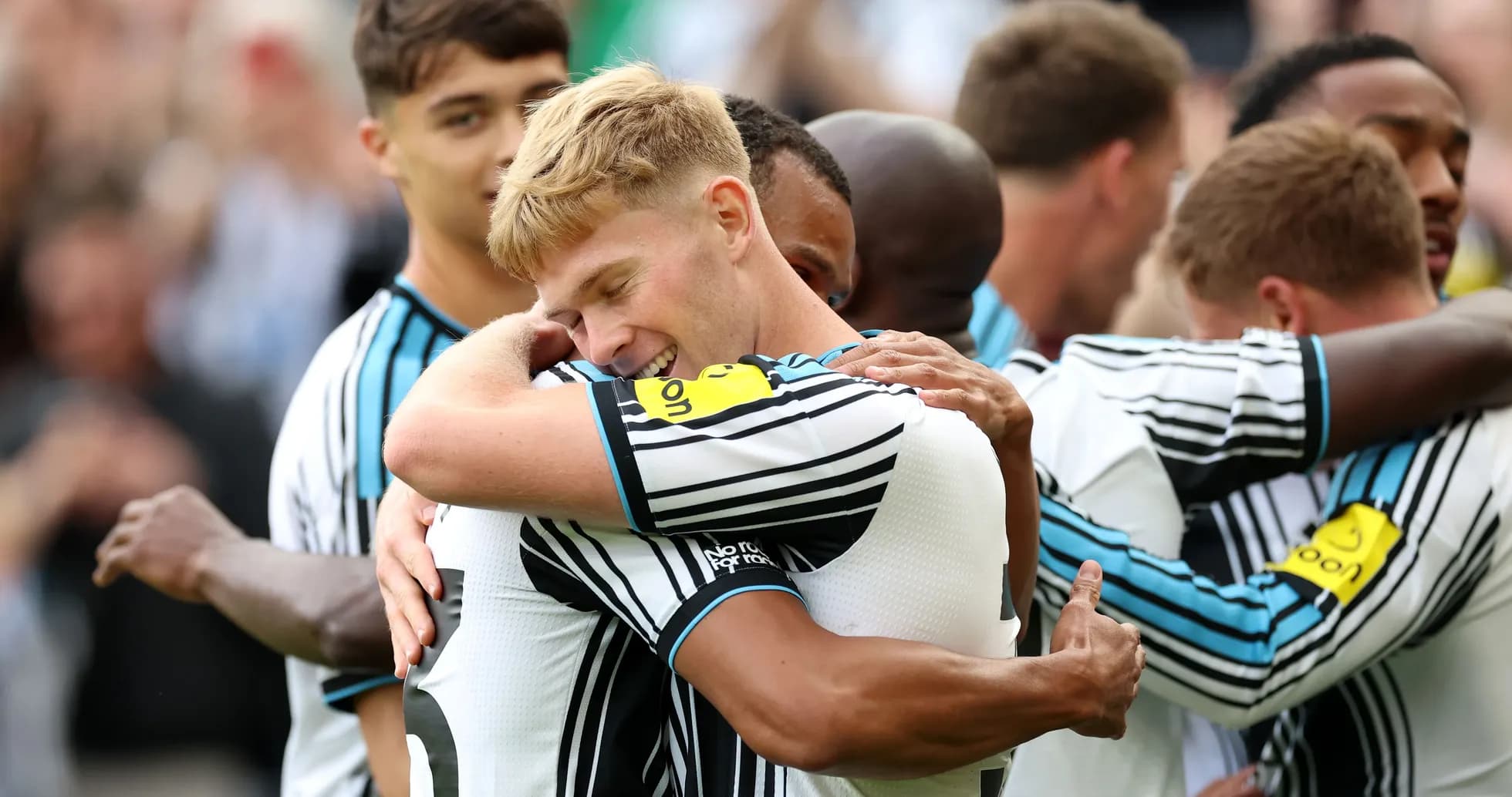 Игроки Newcastle United обнимаются после гола