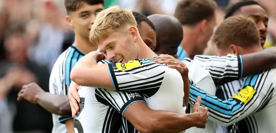 Игроки Newcastle United обнимаются после гола