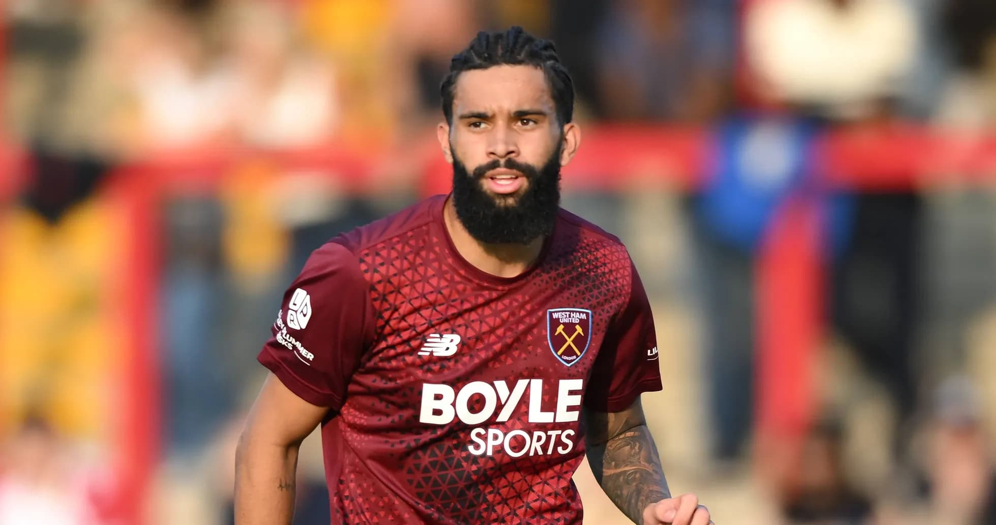 Игрок West Ham United на футбольном поле