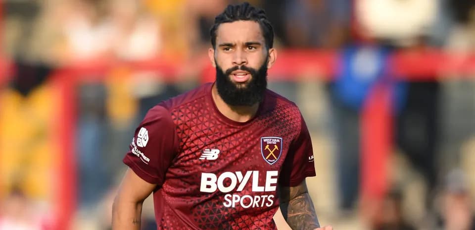 Игрок West Ham United на футбольном поле