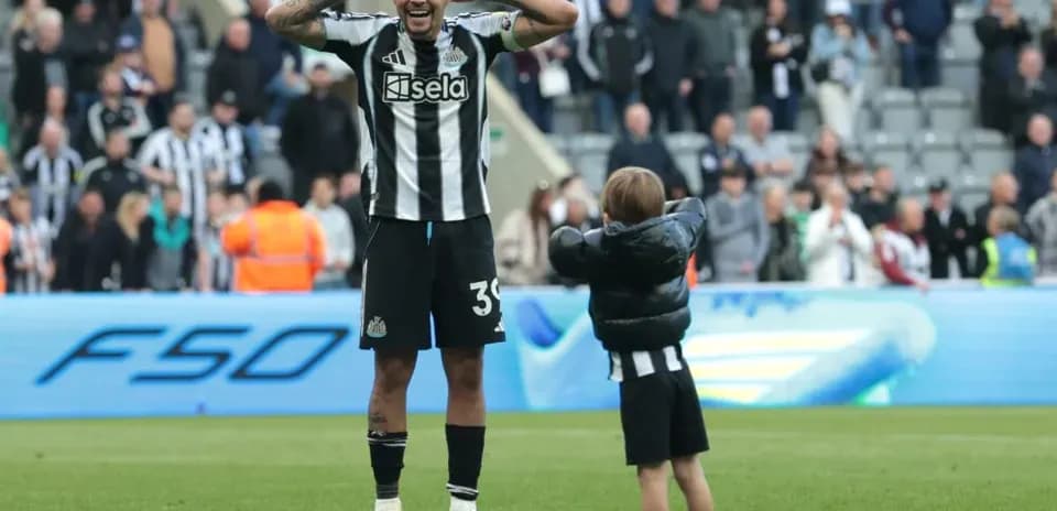 Игрок Newcastle празднует с ребенком на поле