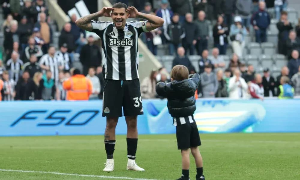 Игрок Newcastle празднует с ребенком на поле