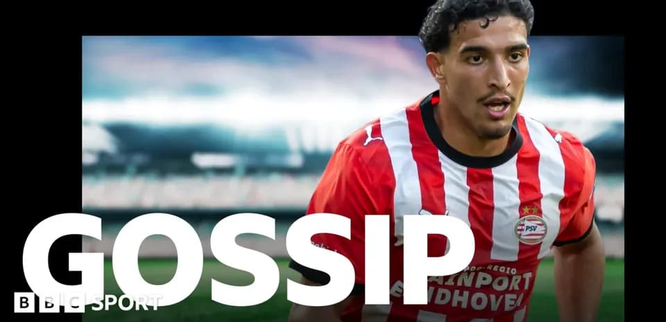 Игрок PSV в красной и белой форме на стадионе