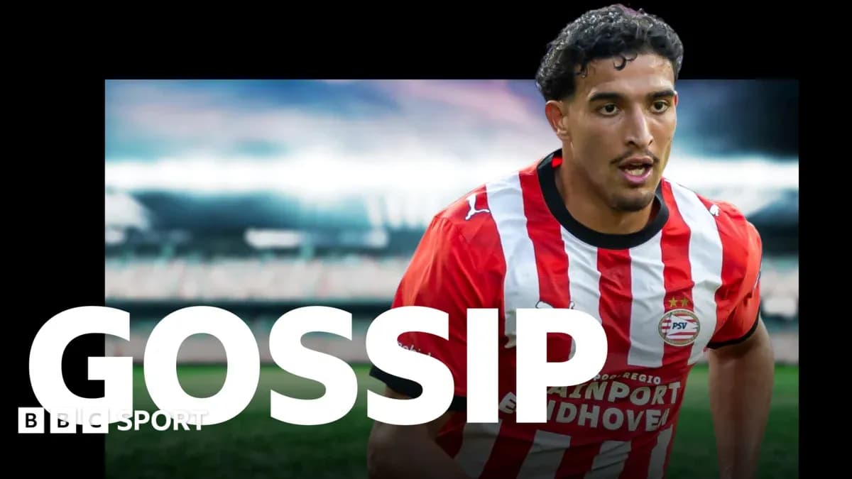 Игрок PSV в красной и белой форме на стадионе