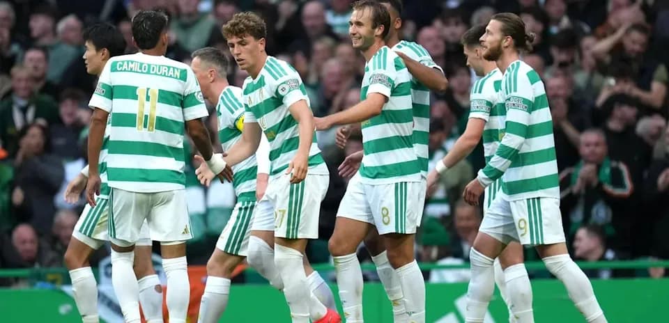 Игроки Celtic празднуют забитый гол на стадионе