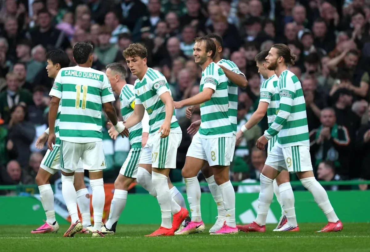Игроки Celtic празднуют забитый гол на стадионе