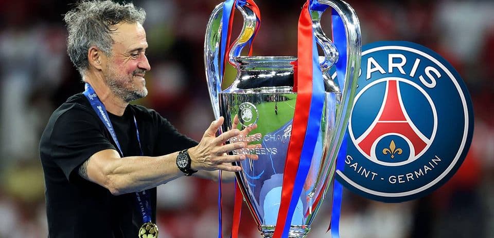 Тренер с Кубком Лиги чемпионов на фоне логотипа PSG