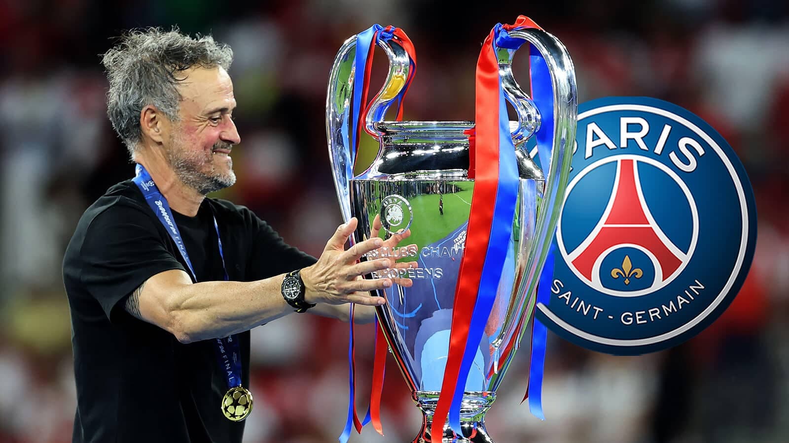 Тренер с Кубком Лиги чемпионов на фоне логотипа PSG