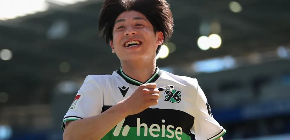 Игрок Hannover 96 празднует забитый гол