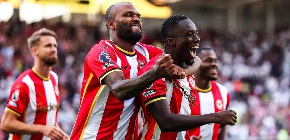 Игроки Brentford празднуют забитый гол на стадионе